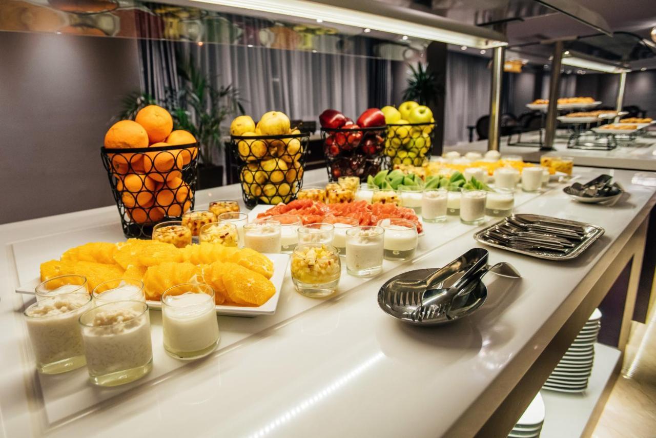 Grand Mogador City Center Casablanca Luaran gambar A buffet of fruit and yogurt