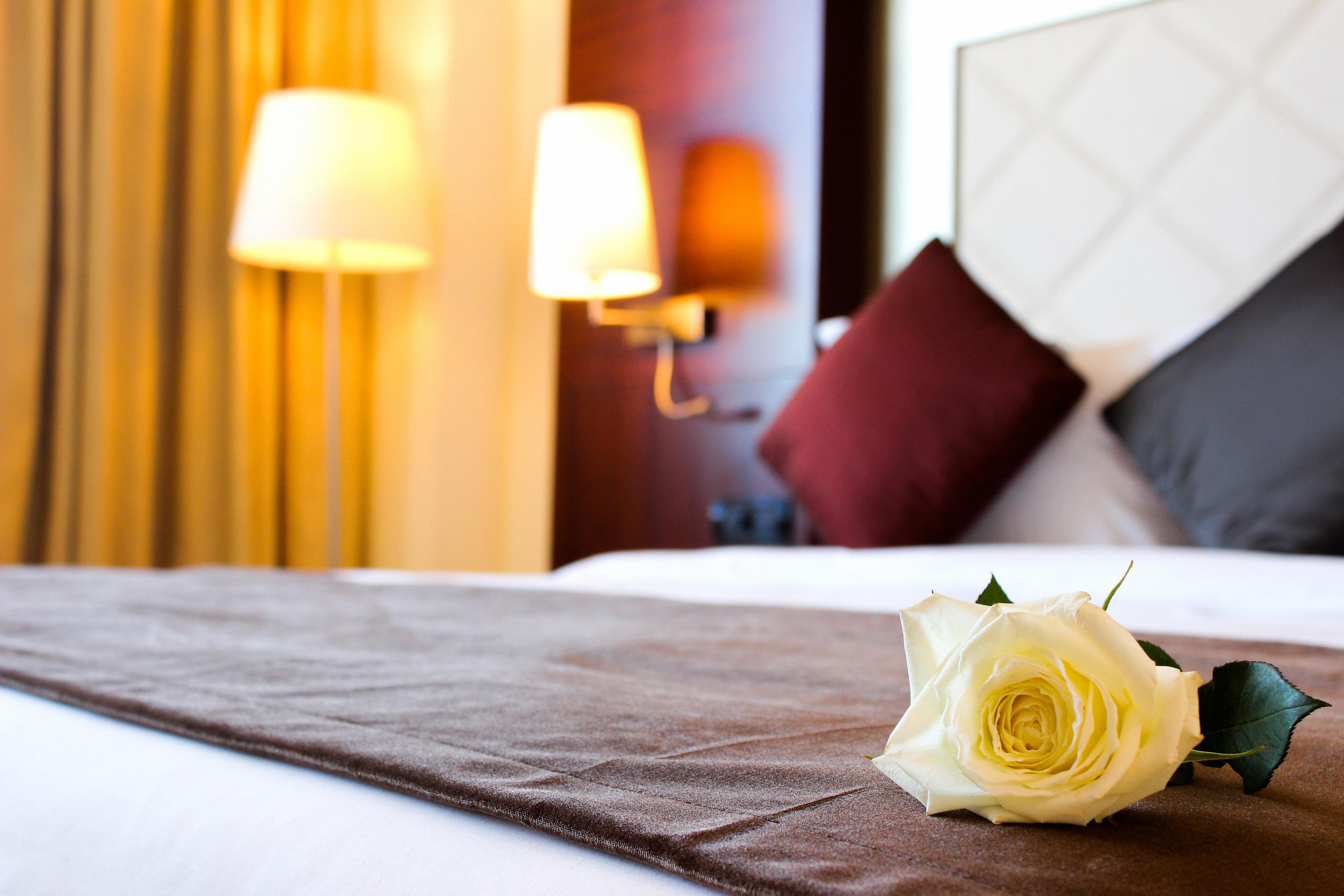 Grand Mogador City Center Casablanca Luaran gambar A rose on a bed