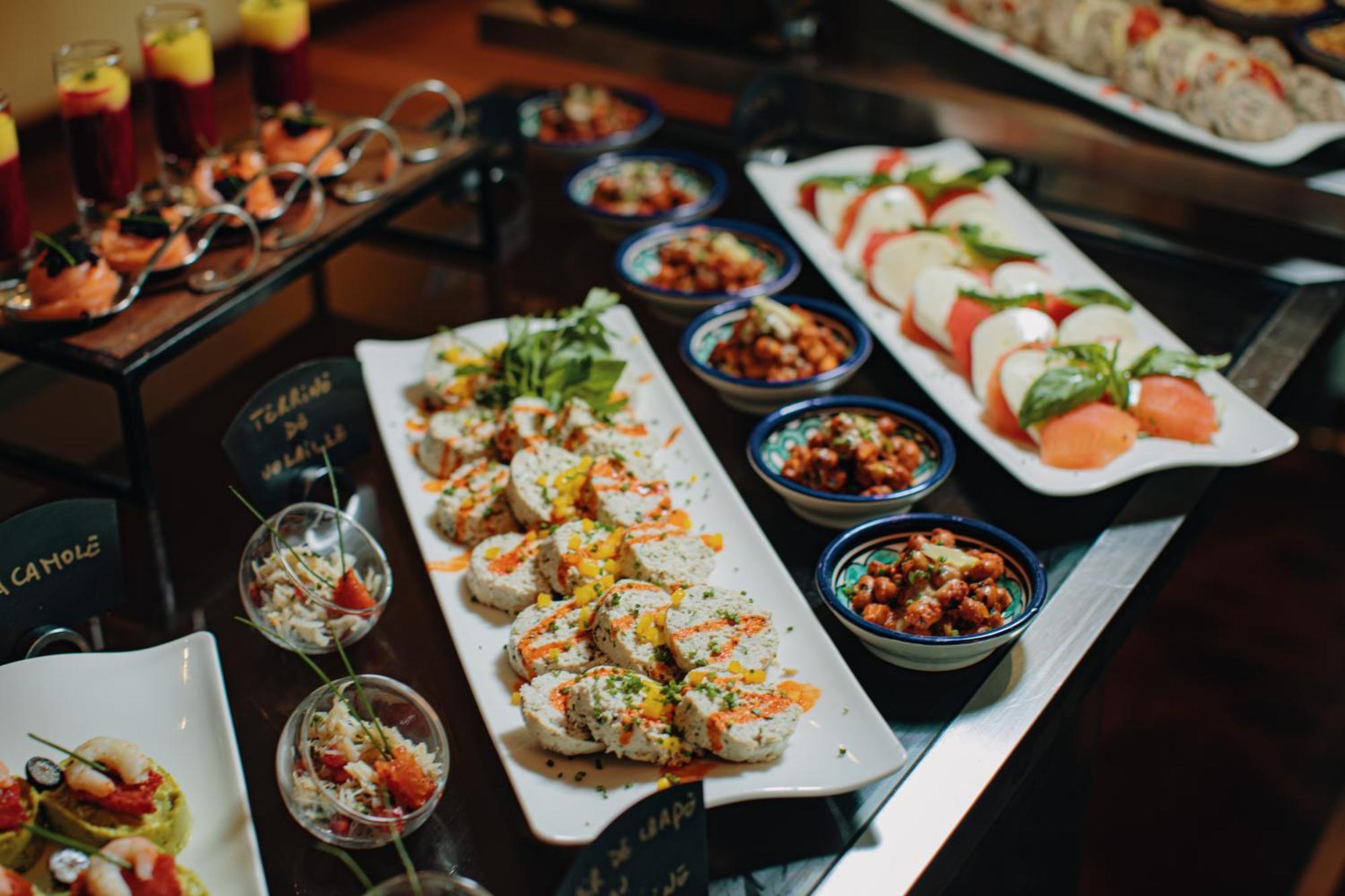 Grand Mogador City Center Casablanca Luaran gambar Sushi at a buffet