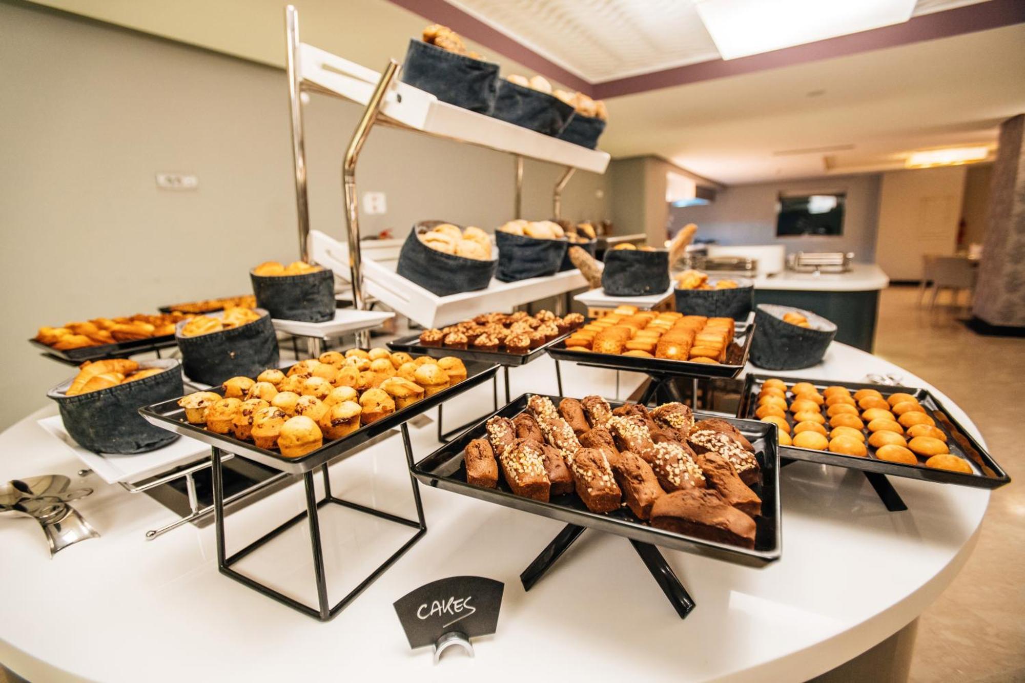 Grand Mogador City Center Casablanca Luaran gambar A selection of cakes at a buffet