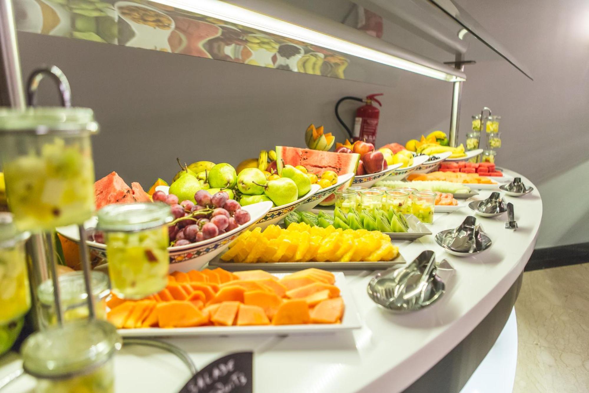 Grand Mogador City Center Casablanca Luaran gambar A fruit salad bar