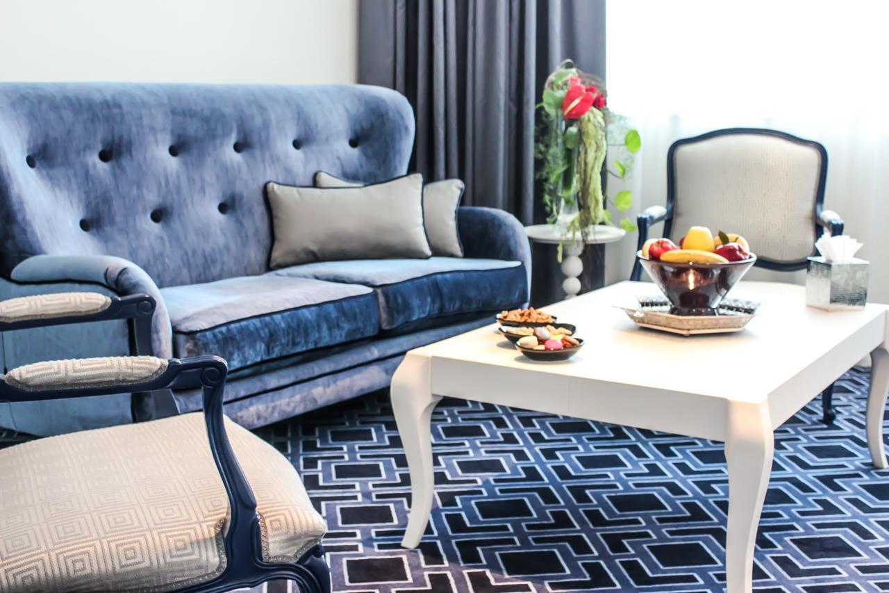 Grand Mogador City Center Casablanca Luaran gambar A living room in a hotel suite