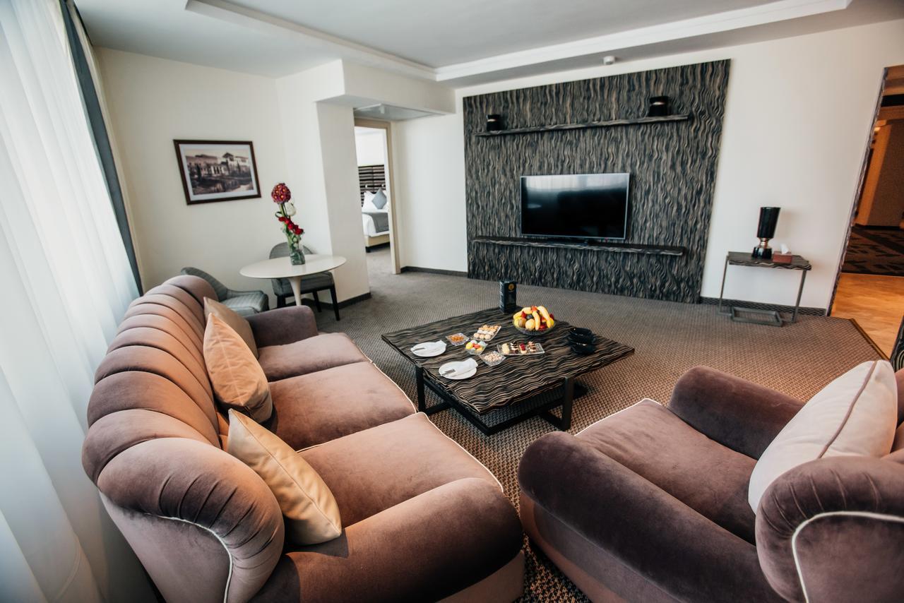 Grand Mogador City Center Casablanca Luaran gambar A living room in a hotel
