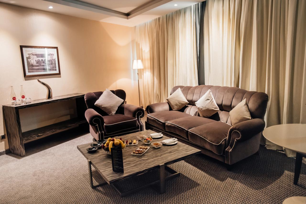 Grand Mogador City Center Casablanca Luaran gambar A living room in a suite at the hotel